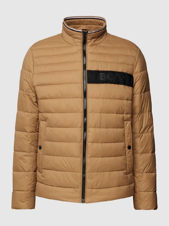 Großhandel ⭐ BOSS Steppjacke Mit Label-Detail Modell 'Darolus' - Beige ⭐ 2 Großhandel ⭐ BOSS Steppjacke Mit Label-Detail Modell 'Darolus' - Beige ⭐ – Bild 2