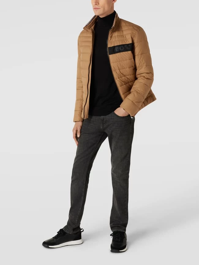 Großhandel ⭐ BOSS Steppjacke Mit Label-Detail Modell 'Darolus' - Beige ⭐ 1 Großhandel ⭐ BOSS Steppjacke Mit Label-Detail Modell 'Darolus' - Beige ⭐