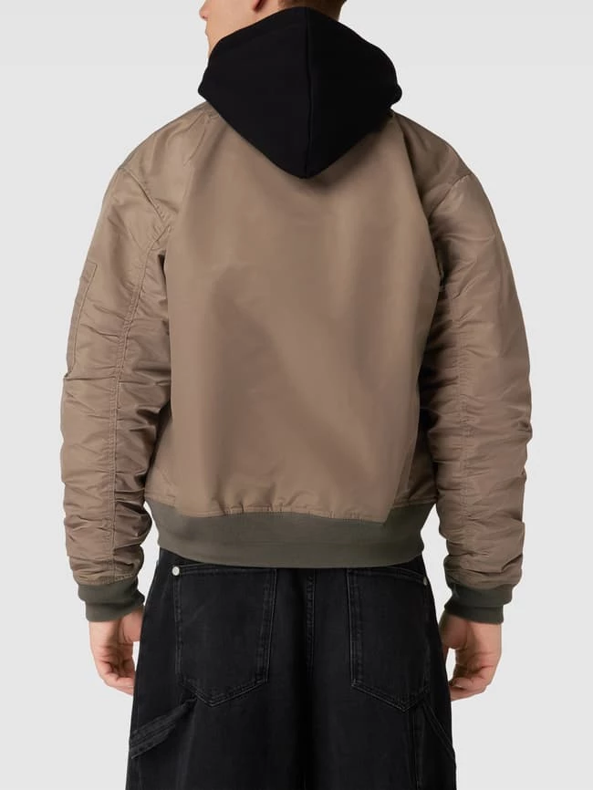 Coupon ? KARL KANI Bomberjacke Mit Label-Stitching - Olivgrün ? 5 Coupon ? KARL KANI Bomberjacke Mit Label-Stitching - Olivgrün ? – Bild 5