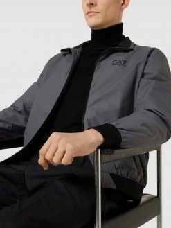 Angebote ? EA7 Emporio Armani Jacke Mit Label-Print - Stein ? -LACOSTE SHOP 75152e9o70p5ag9p9p0l4cqh9593idq3858l0i23ap44sgqj69a48dq7acokaj2h954j4ciiad4jcha494o32ob2c9hm8ohic5hjacpk74rm6oj168ojicj6c8r66c9m6kr6cp8