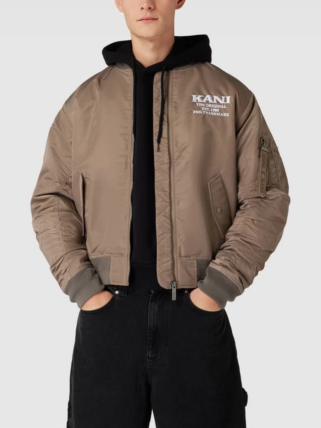 Coupon ? KARL KANI Bomberjacke Mit Label-Stitching - Olivgrün ? 4 Coupon ? KARL KANI Bomberjacke Mit Label-Stitching - Olivgrün ? – Bild 4