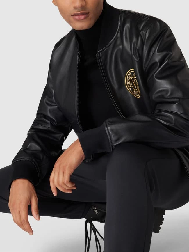 Auslauf ⭐ Versace ? Jeans Couture Lederjacke Mit Label-Stitching - Schwarz ? 3 Auslauf ⭐ Versace ? Jeans Couture Lederjacke Mit Label-Stitching - Schwarz ? – Bild 3