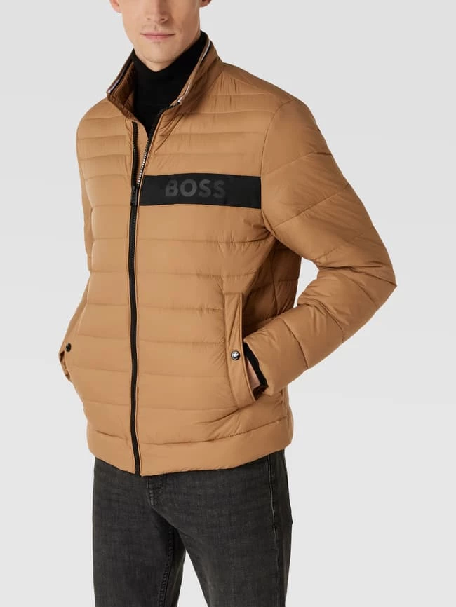 Großhandel ⭐ BOSS Steppjacke Mit Label-Detail Modell 'Darolus' - Beige ⭐ 4 Großhandel ⭐ BOSS Steppjacke Mit Label-Detail Modell 'Darolus' - Beige ⭐ – Bild 4