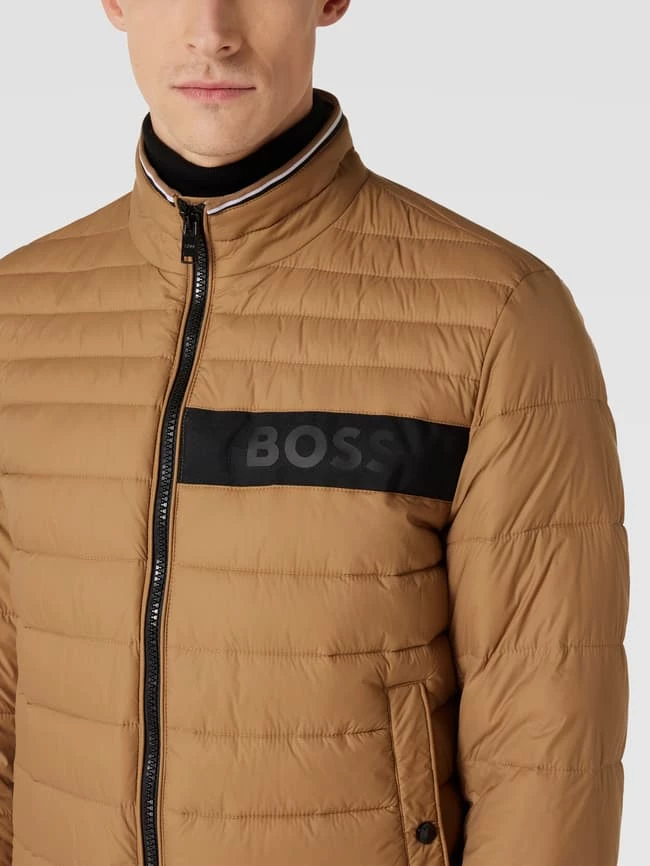 Großhandel ⭐ BOSS Steppjacke Mit Label-Detail Modell 'Darolus' - Beige ⭐ 3 Großhandel ⭐ BOSS Steppjacke Mit Label-Detail Modell 'Darolus' - Beige ⭐ – Bild 3
